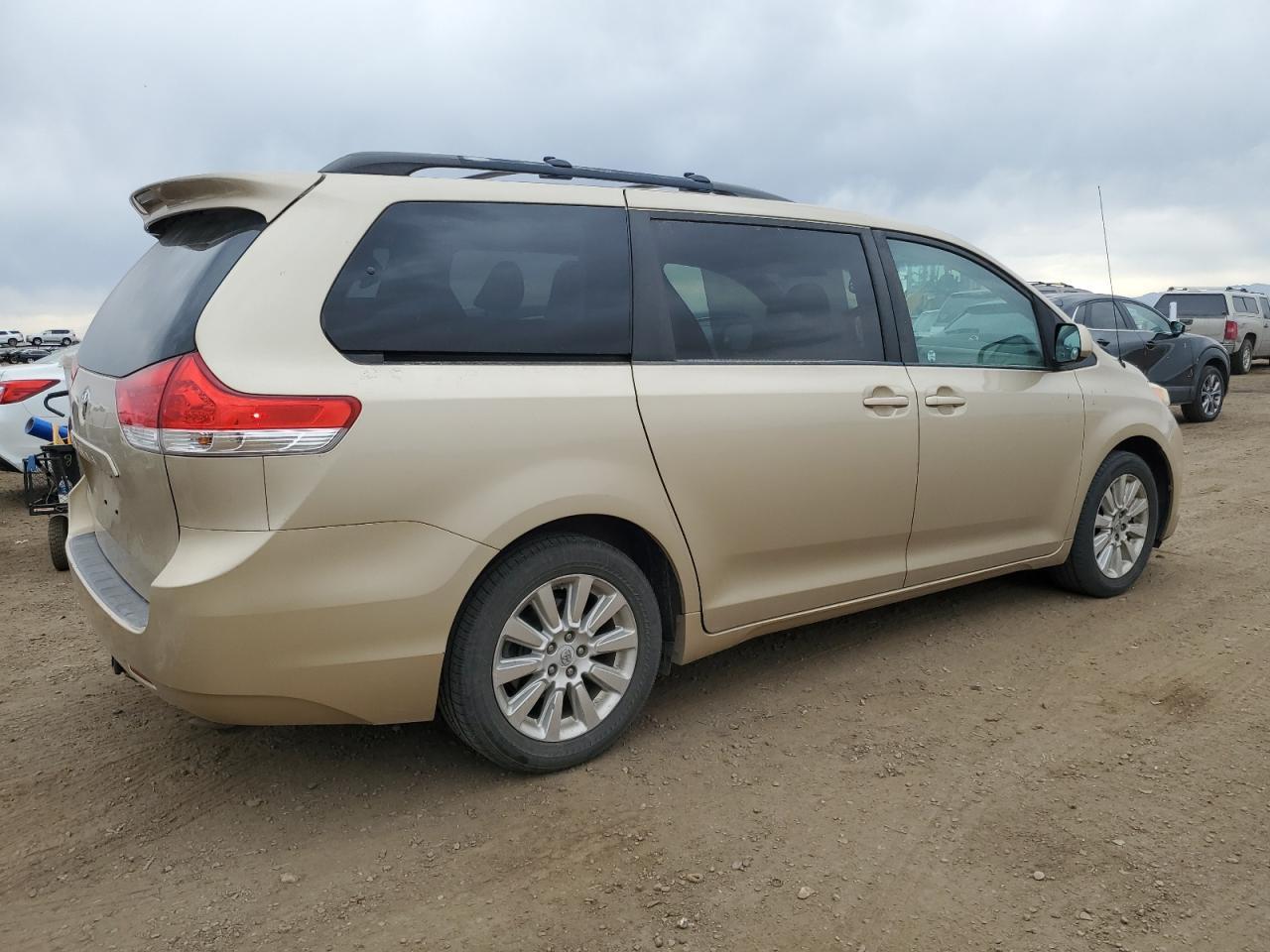 2011 Toyota Sienna Le - Image 3