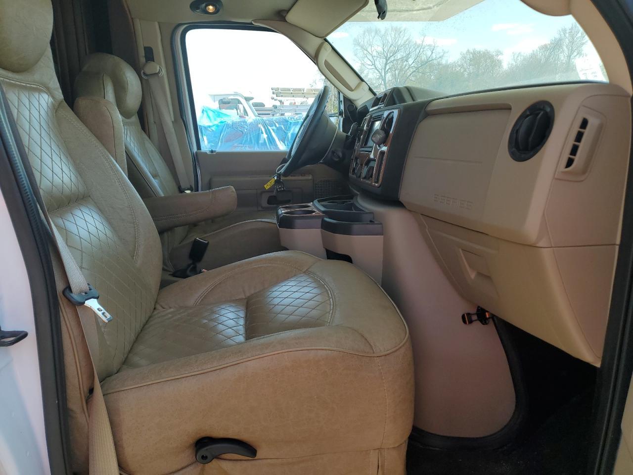 2017 Ford Econoline E450 Super Duty Cutaway Van - Фото 5