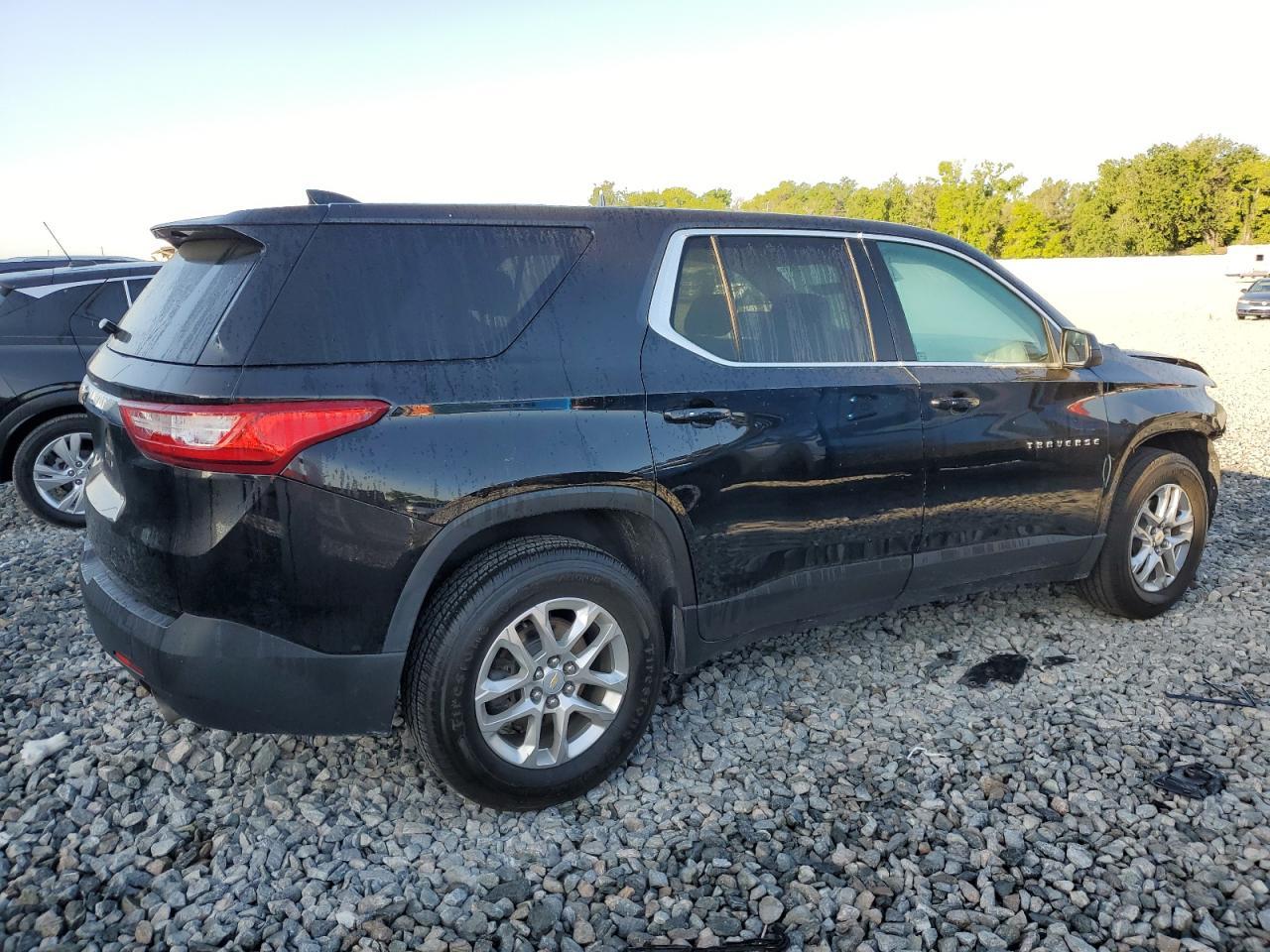2021 Chevrolet Traverse Ls - Image 3