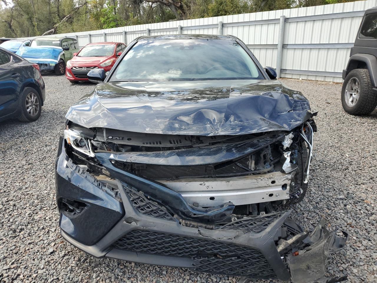 2020 Toyota Camry Se - Фото 5