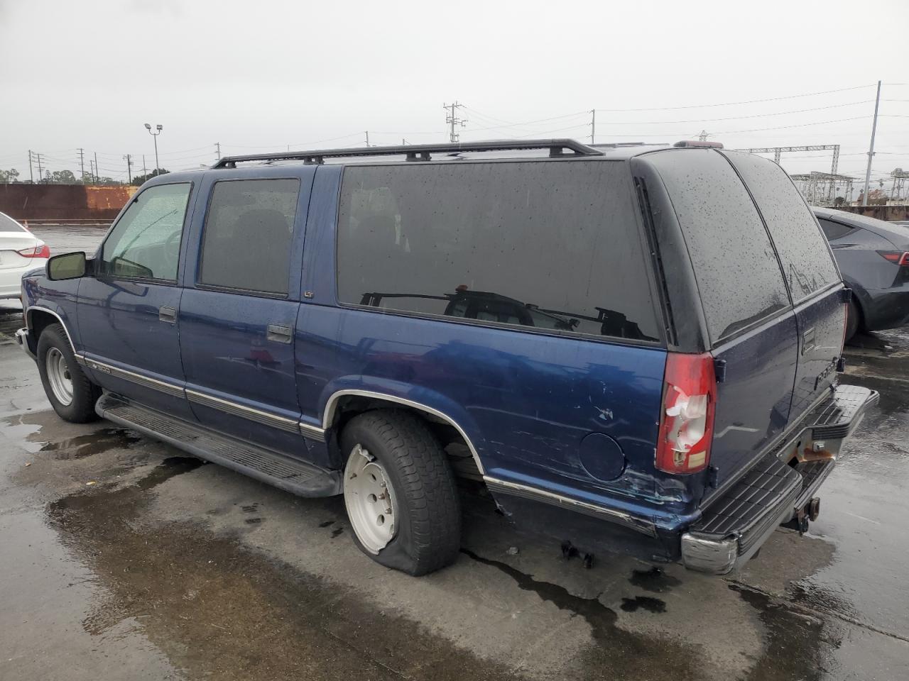 1999 Chevrolet Suburban C1500 - Image 2