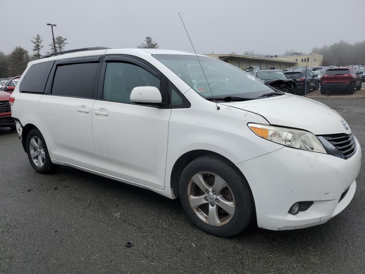 2011 Toyota Sienna Le - Фото 4