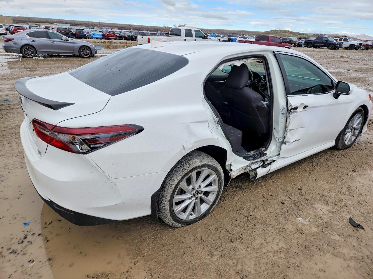 2022 Toyota Camry Le - Фото 3