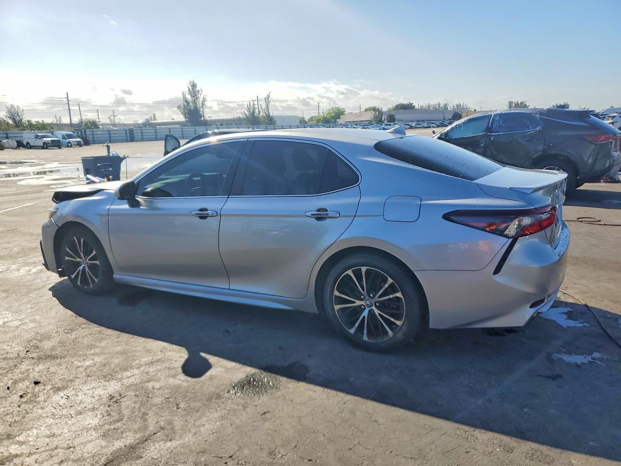 2022 Toyota Camry Hybrid Se - Image 2