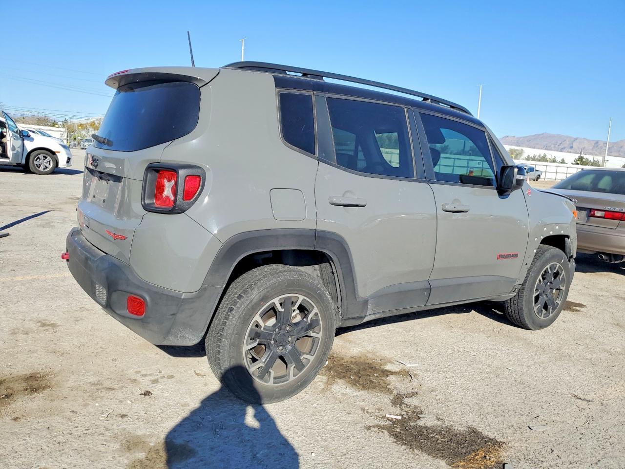 2023 Jeep Renegade Trailhawk - Фото 3