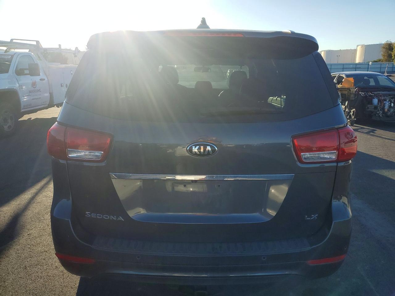2017 Kia Sedona Lx - Фото 6