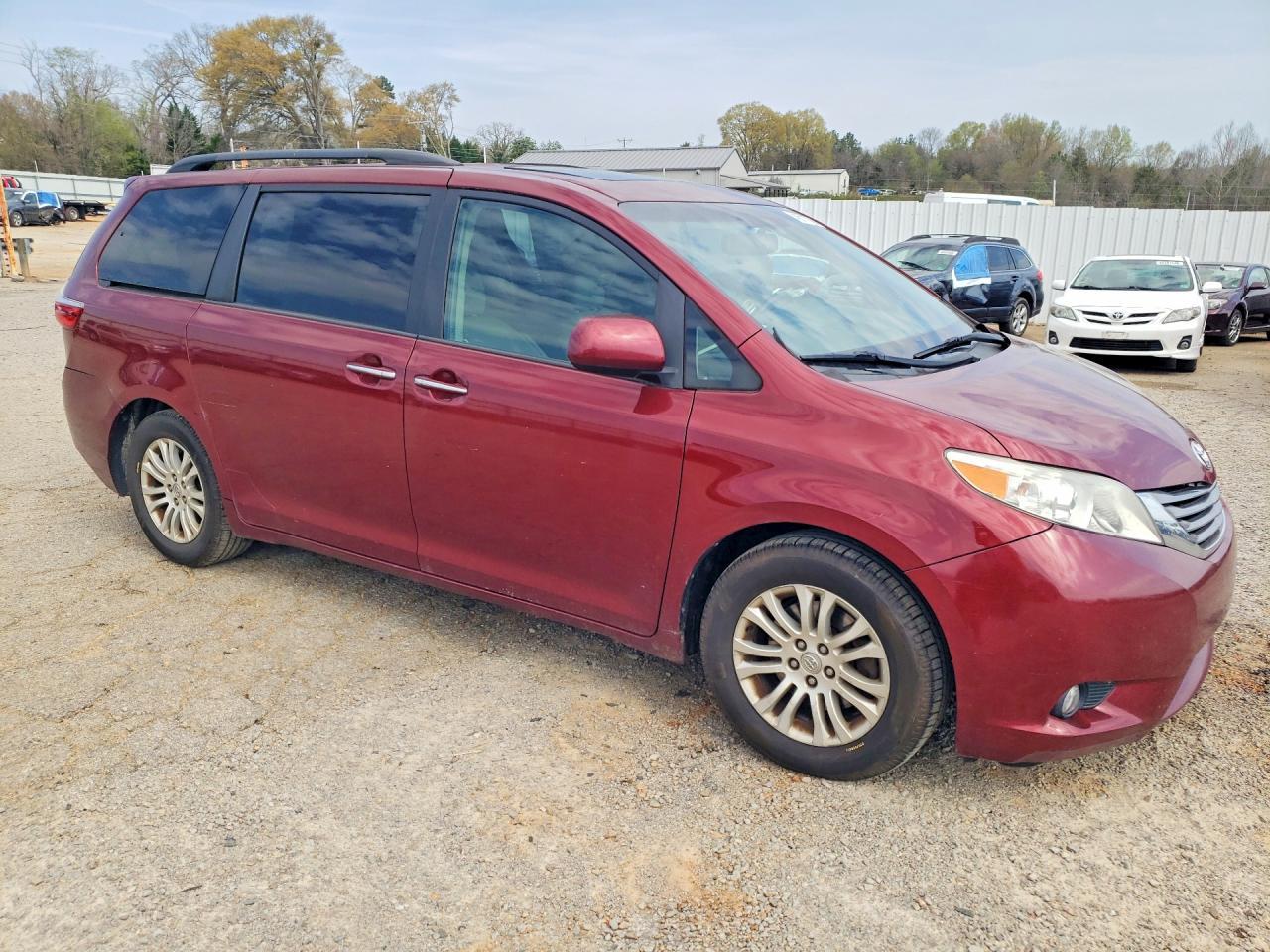 2016 Toyota Sienna Xle 8-Passenger - Image 4