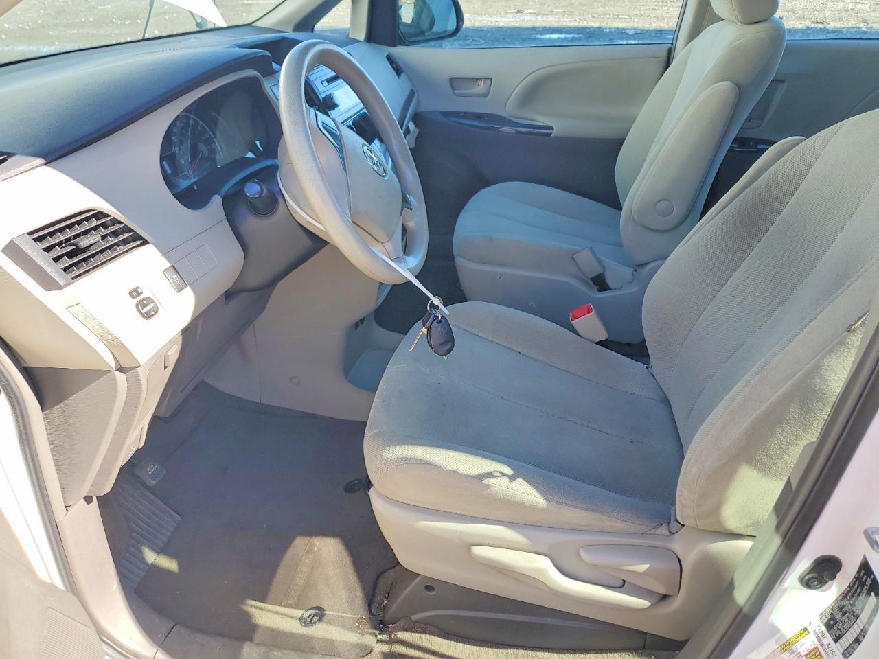 2014 Toyota Sienna L 7-Passenger - Фото 7