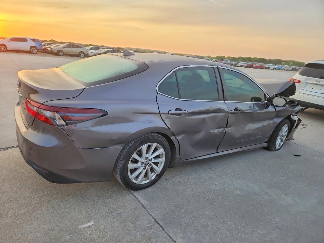 2023 Toyota Camry Le - Фото 3