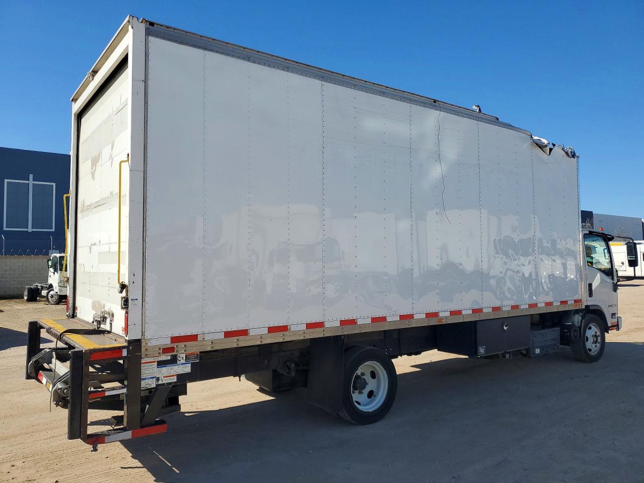 2020 Isuzu Nrr Box Truck - Image 3