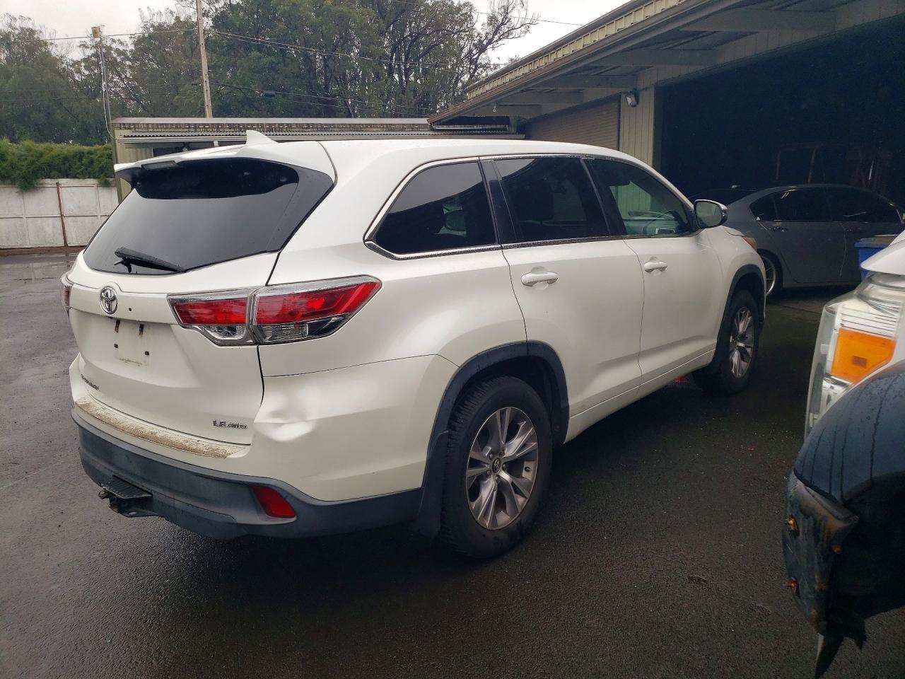 2016 Toyota Highlander Le Plus - Image 3