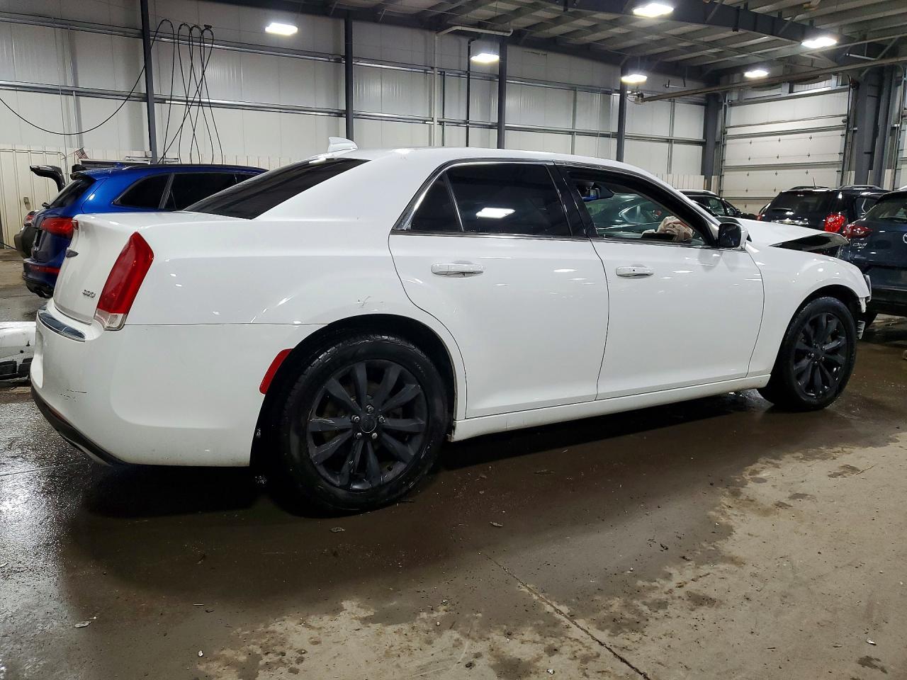 2017 Chrysler 300 Limited - Фото 3
