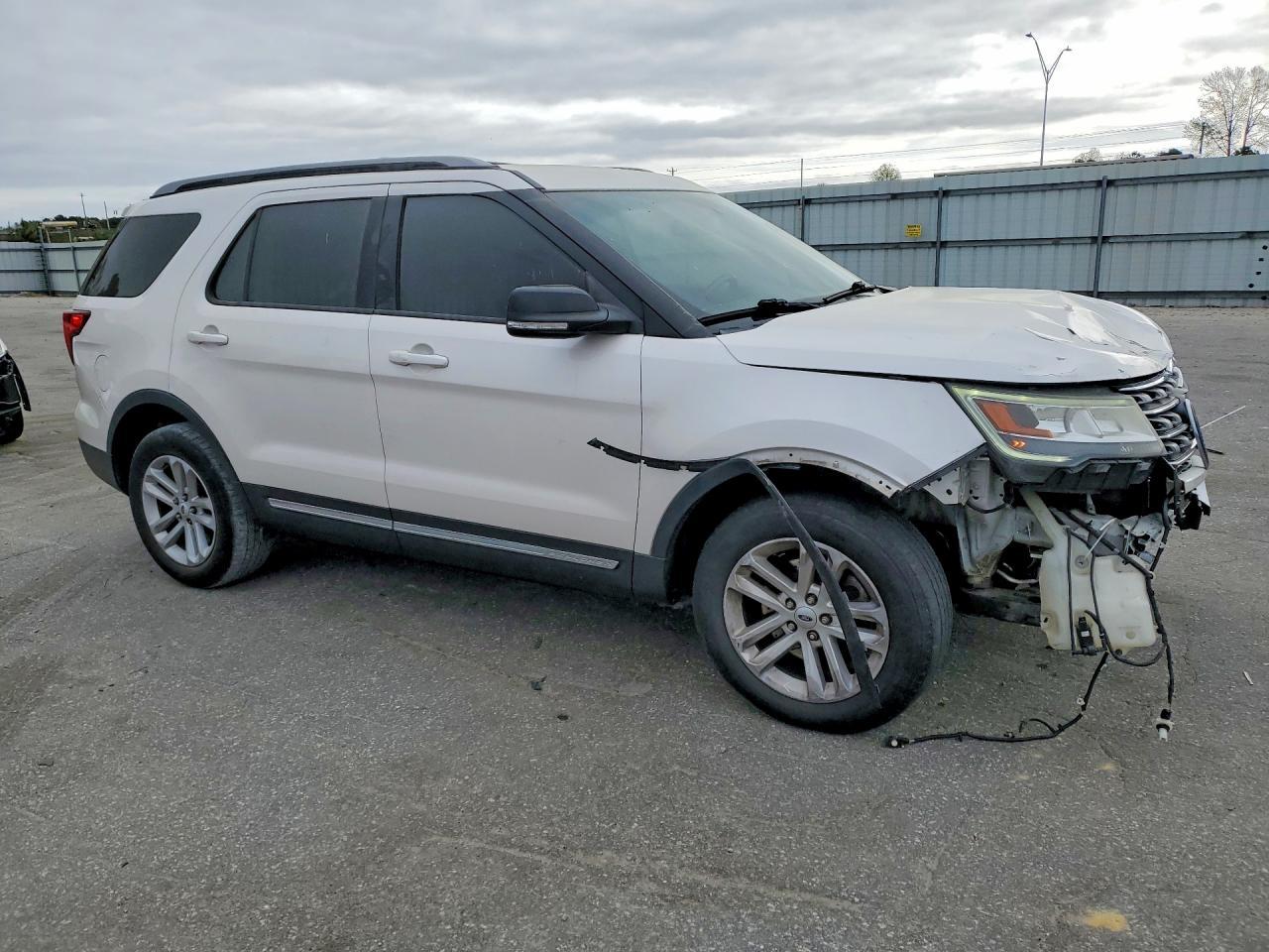 2017 Ford Explorer Xlt - Image 4