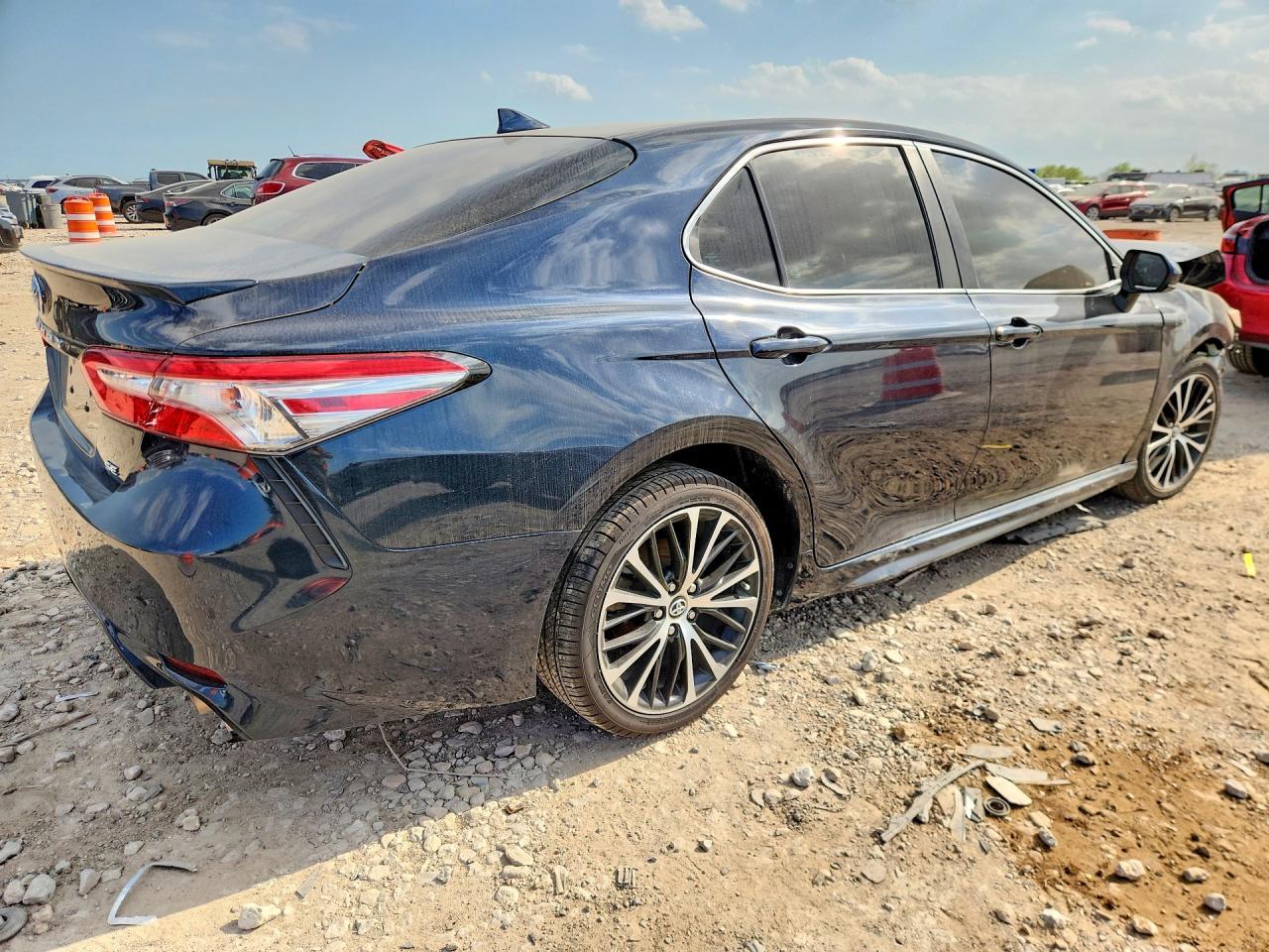 2019 Toyota Camry Se - Фото 3