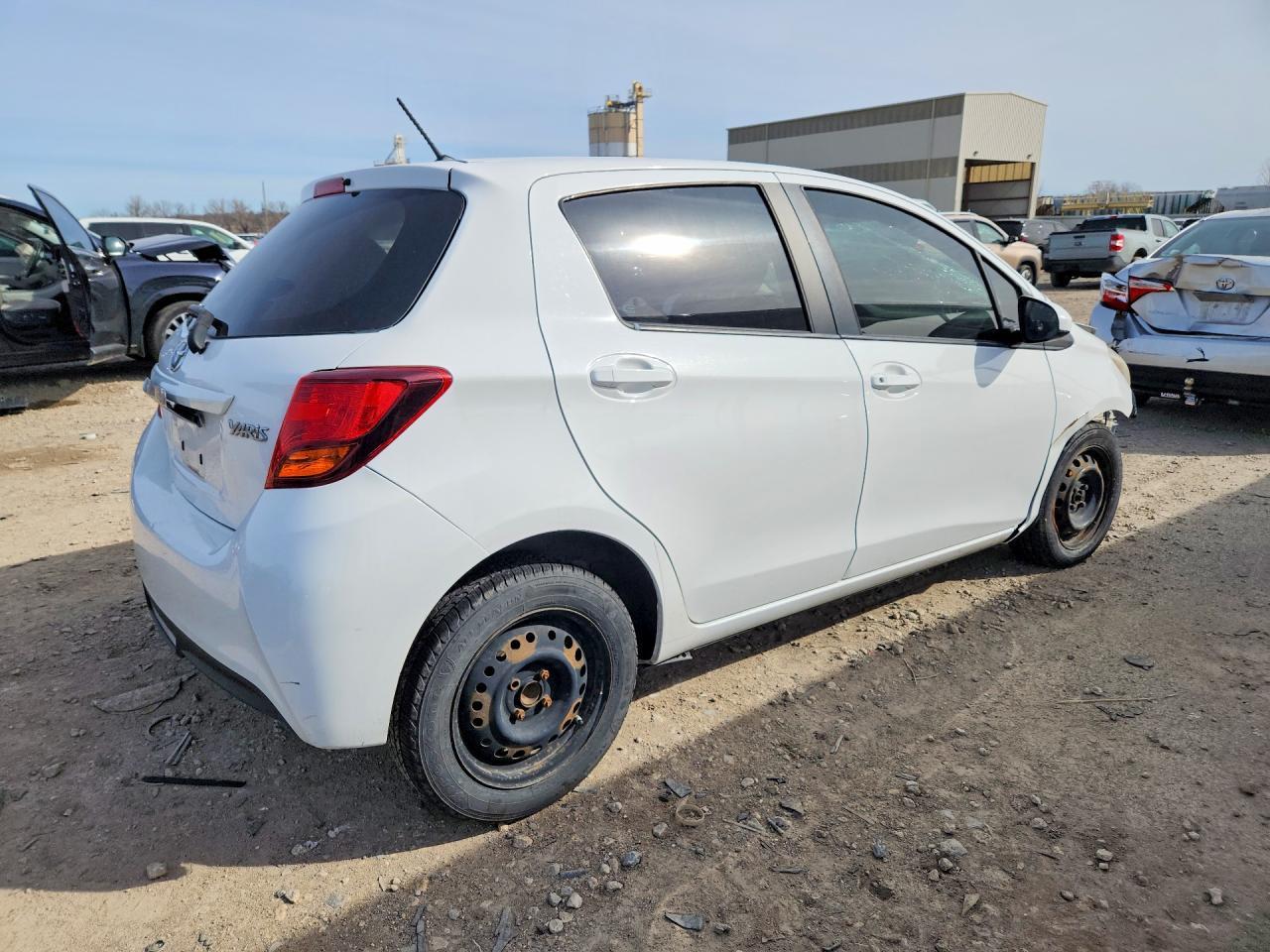 2015 Toyota Yaris 5-Door L - Фото 3