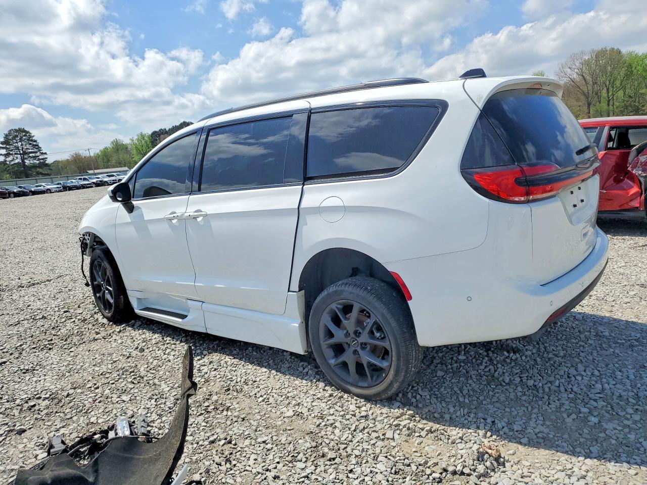 2023 Chrysler Pacifica Touring L - Image 2