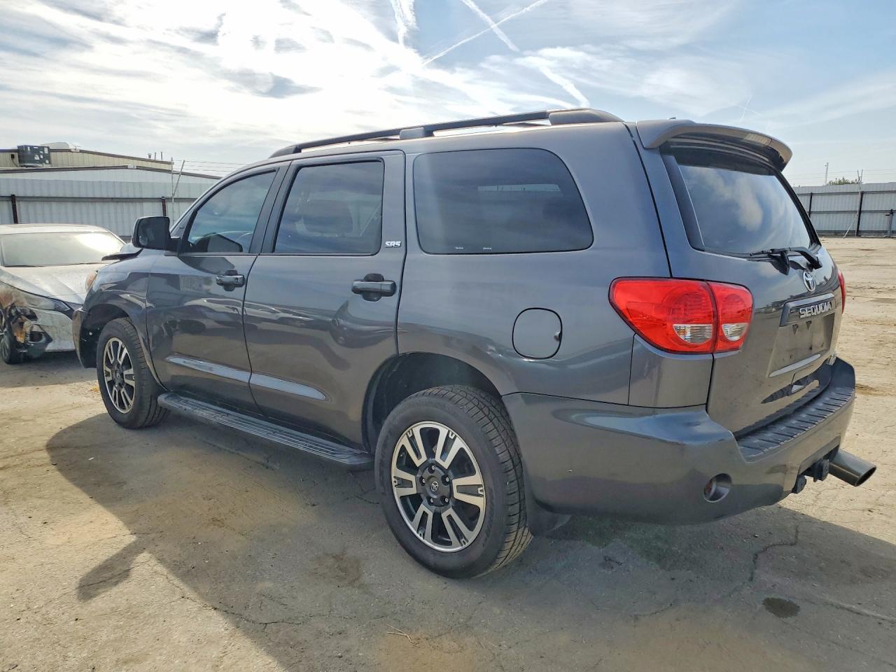 2017 Toyota Sequoia Sr5 - Фото 2