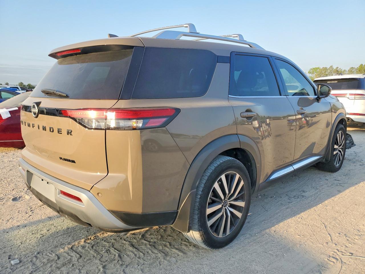 2023 Nissan Pathfinder Platinum - Image 3