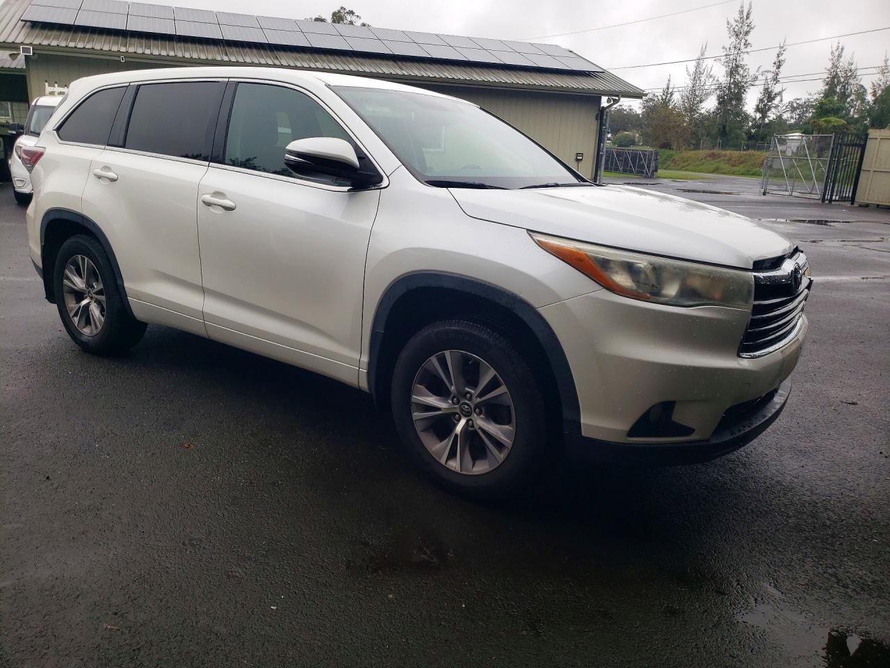 2016 Toyota Highlander Le Plus - Image 4
