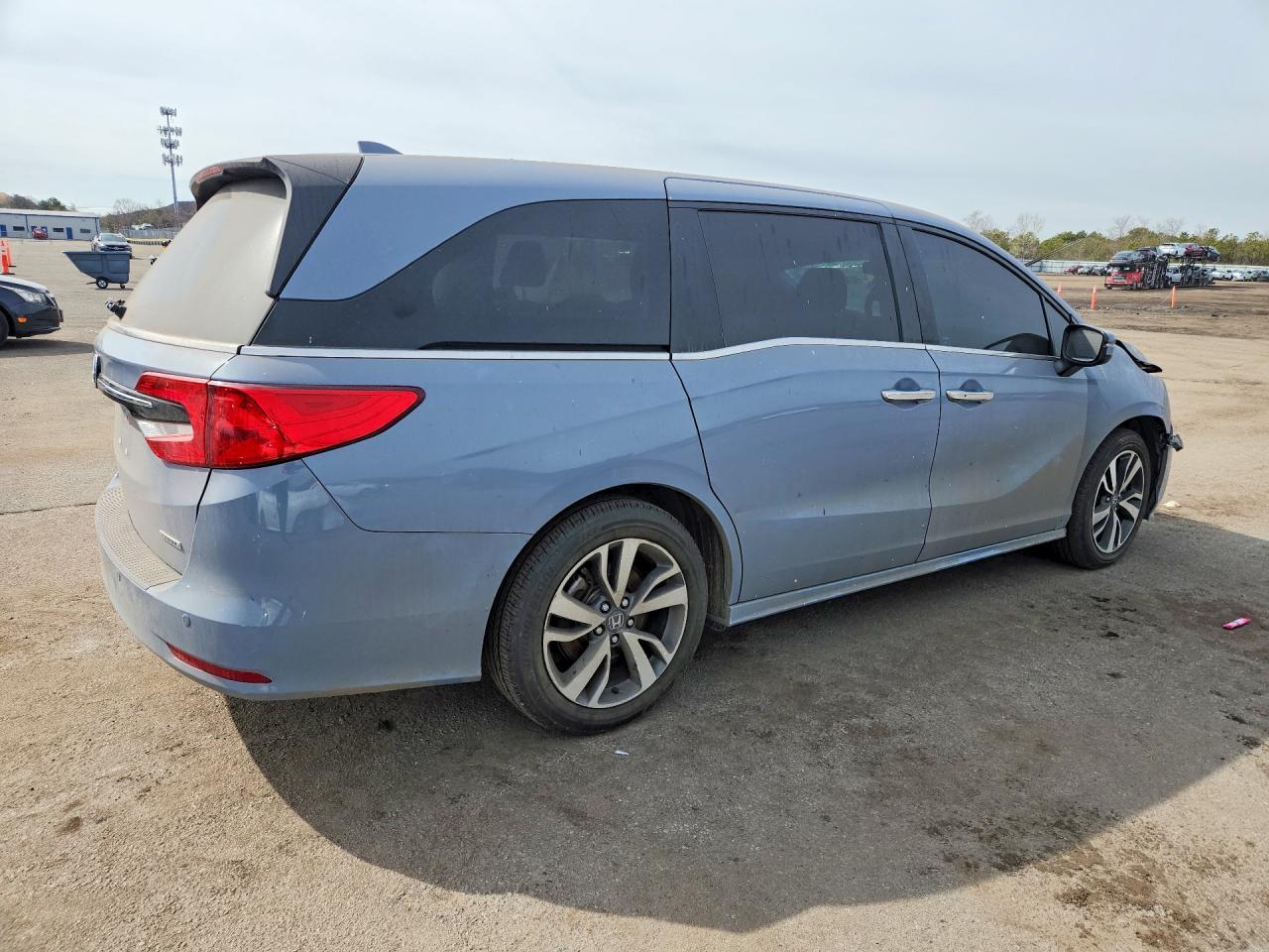 2023 Honda Odyssey Touring - Image 3