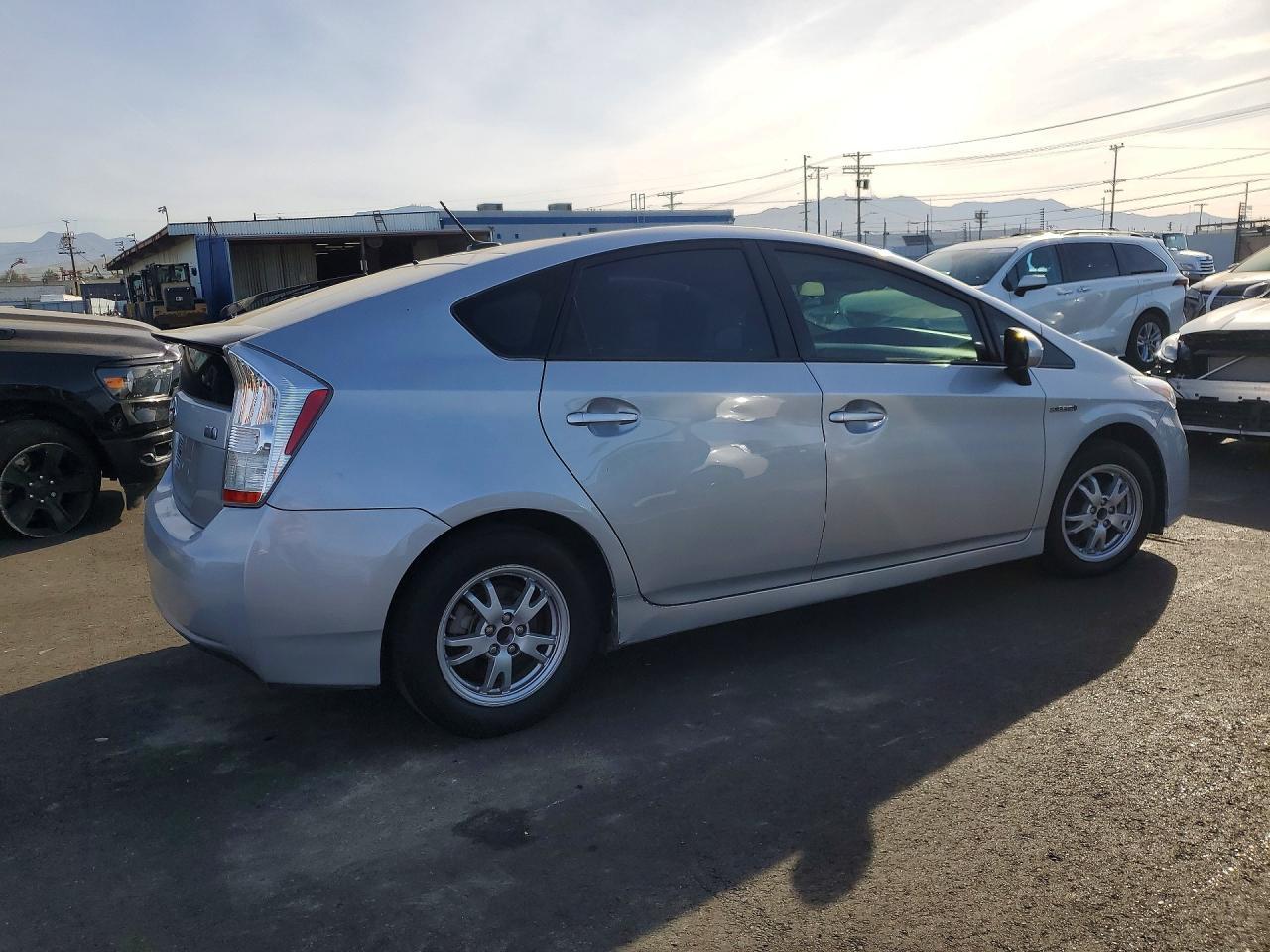 2011 Toyota Prius Three - Фото 3