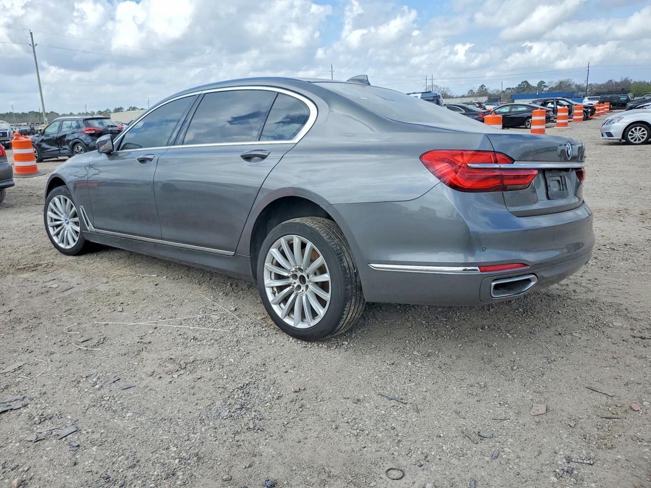 2017 BMW 740 I - Фото 2