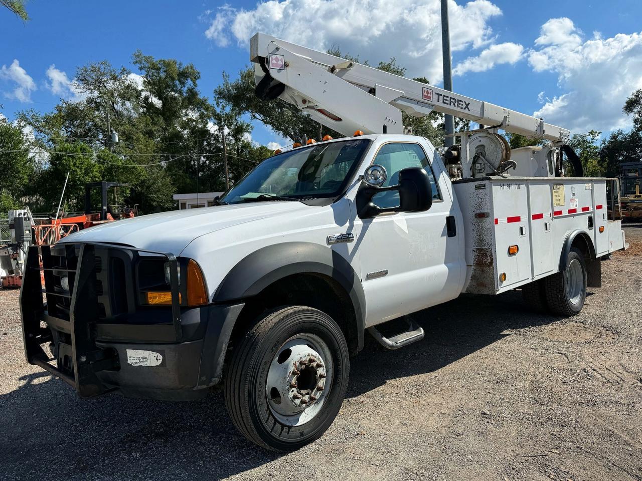 2006 Ford F-450 Sd Bucket Truck - Фото 2