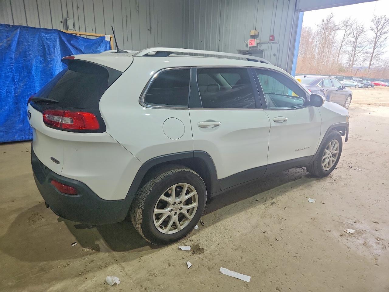 2016 Jeep Cherokee Latitude - Image 3