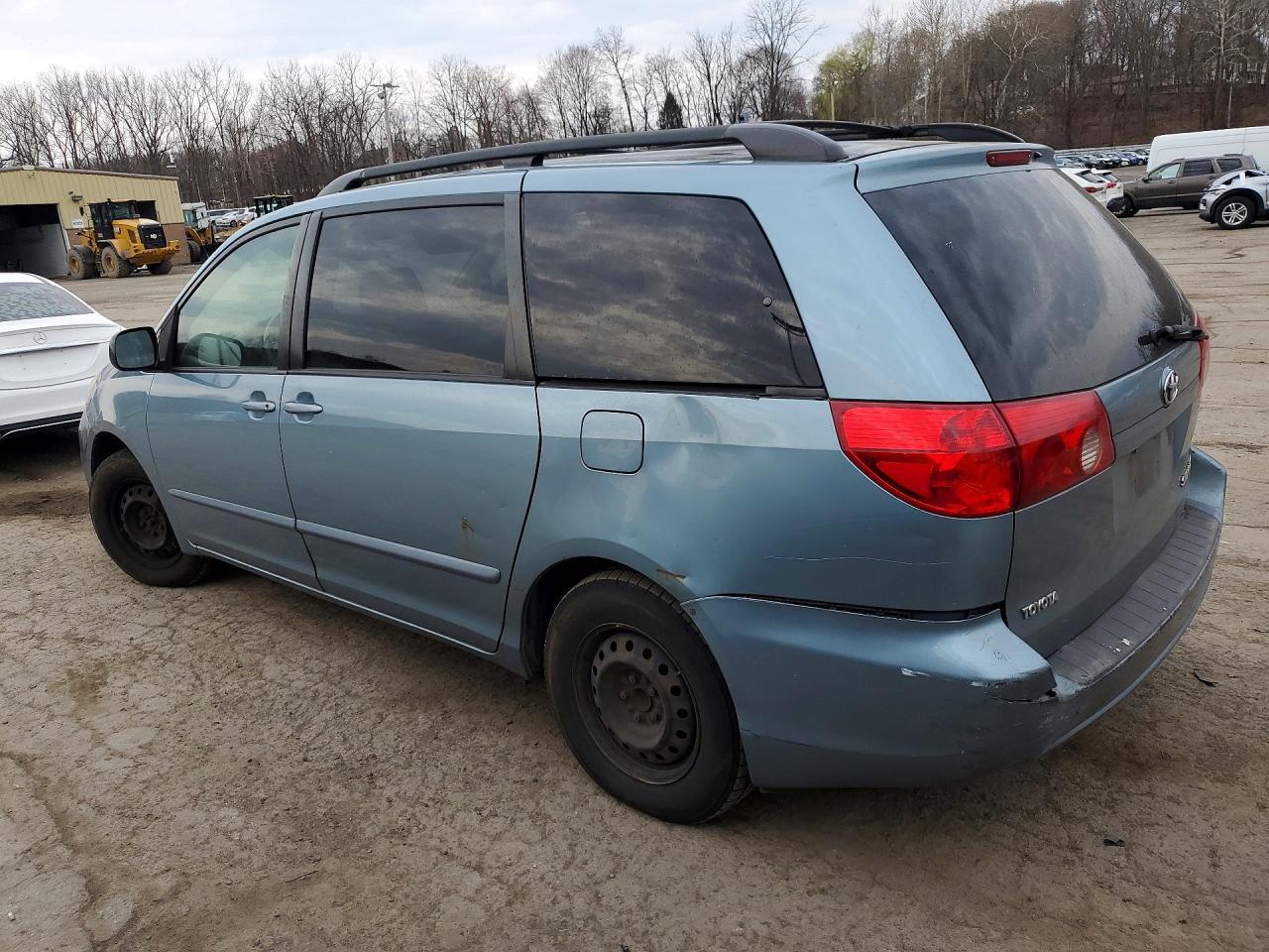 2007 Toyota Sienna - Image 2