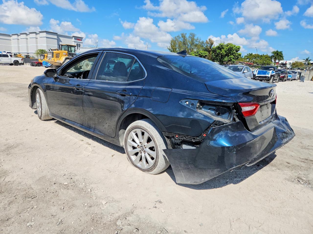 2020 Toyota Camry Le - Фото 2