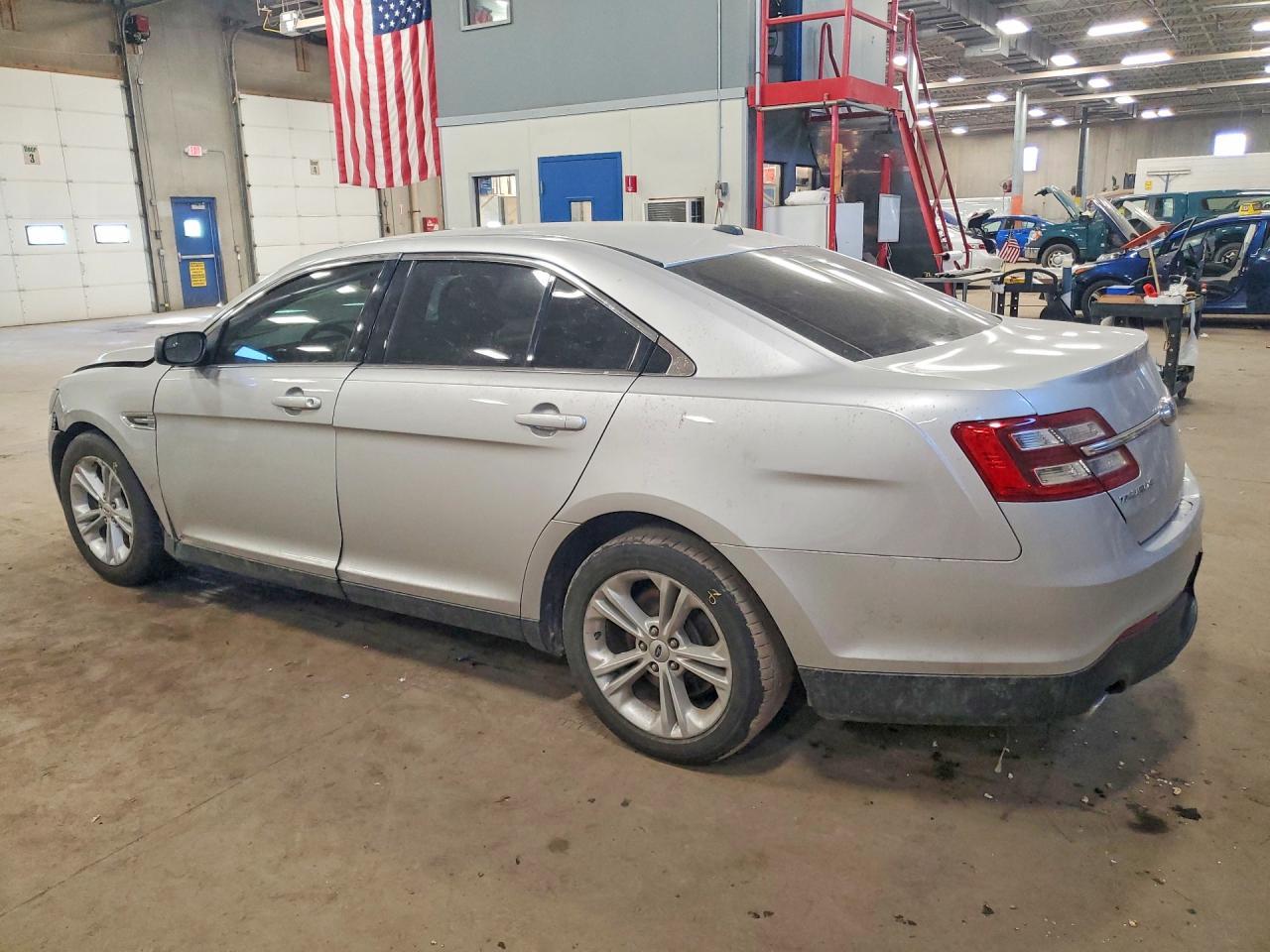 2016 Ford Taurus Se - Фото 2