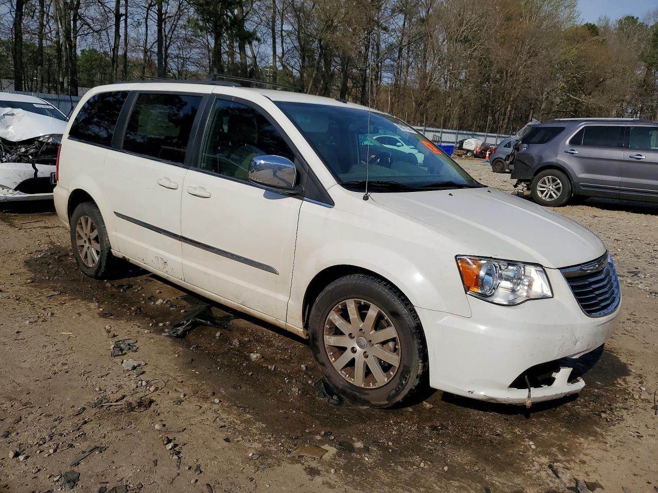 2011 Chrysler Town & Country Touring L - Фото 4