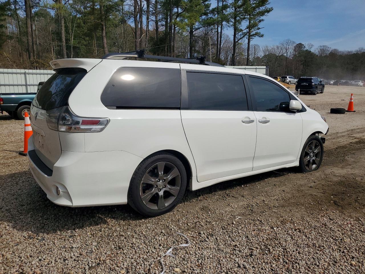 2016 Toyota Sienna Se 8-Passenger - Фото 3