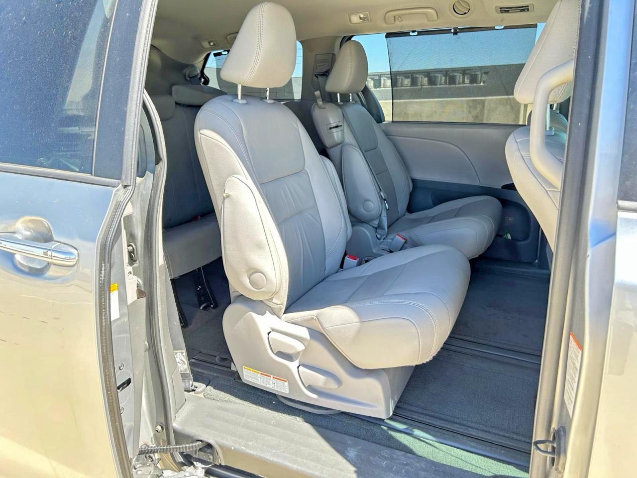 2017 Toyota Sienna Xle 8-Passenger - Image 6