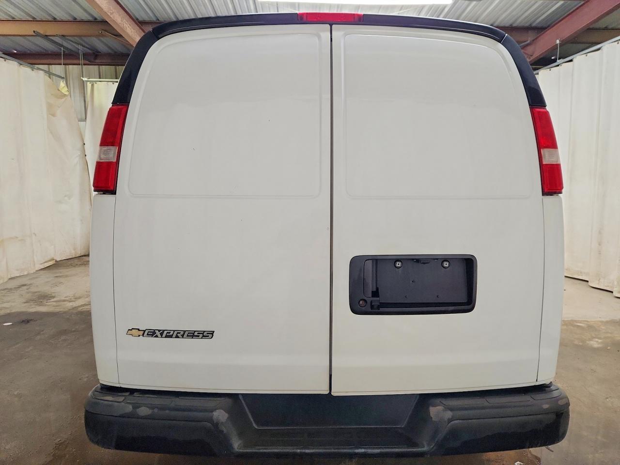 2025 Chevrolet Express G2500 - Фото 6