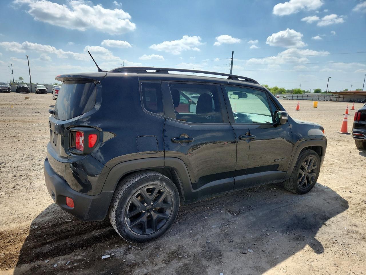 2017 Jeep Renegade Latitude - Image 3