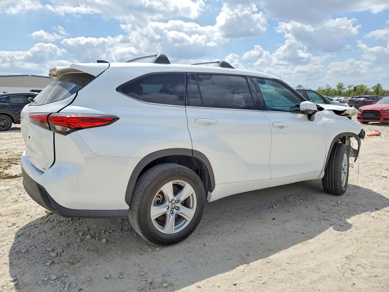 2022 Toyota Highlander Le - Фото 3