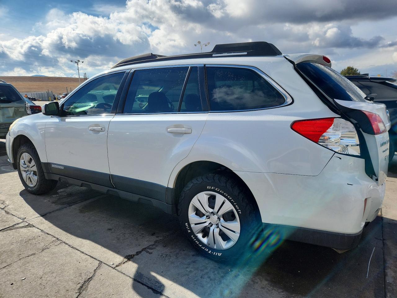2010 Subaru Outback 2.5I - Фото 2