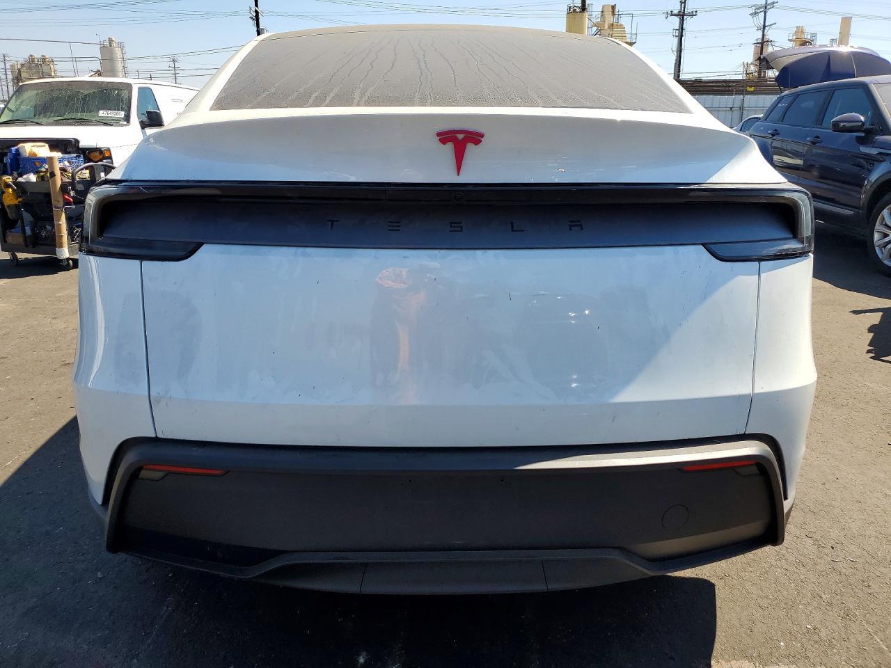 2026 Tesla Model Y - Фото 6