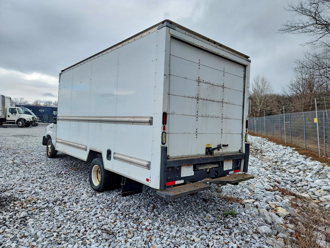 2015 Ford E350 Box Truck - Фото 2