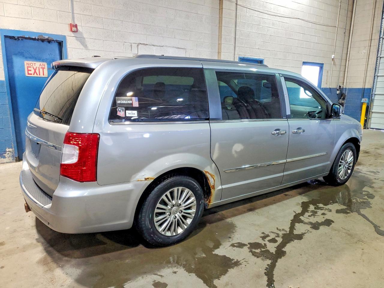 2013 Chrysler Town & Country Touring L - Image 3