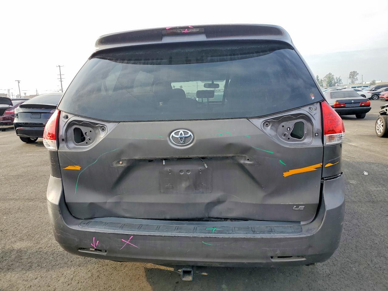 2011 Toyota Sienna Le 8-Passenger - Фото 6