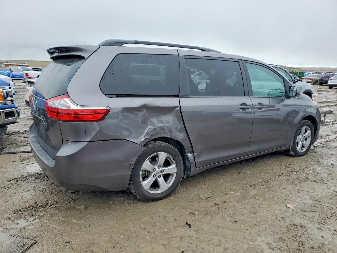 2017 Toyota Sienna Le 8-Passenger - Image 3
