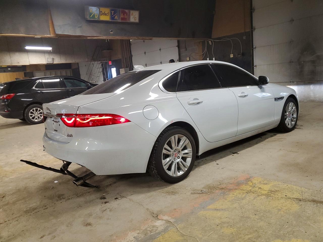 2017 Jaguar Xf Premium - Image 3