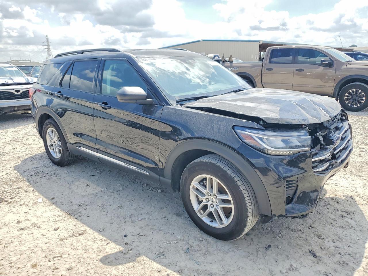 2025 Ford Explorer Active - Image 4