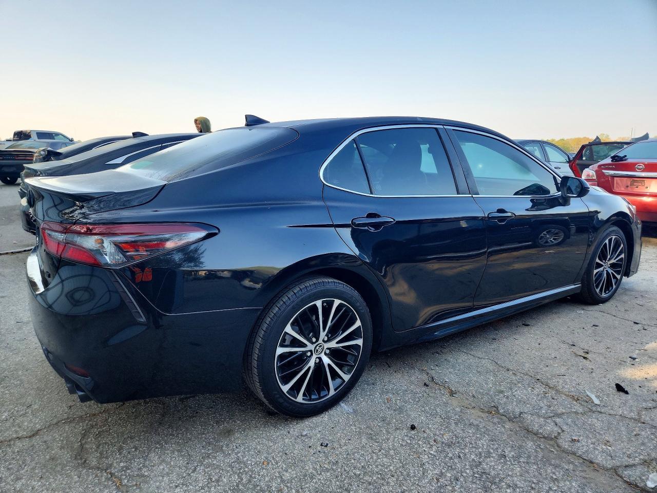 2022 Toyota Camry Se - Фото 3