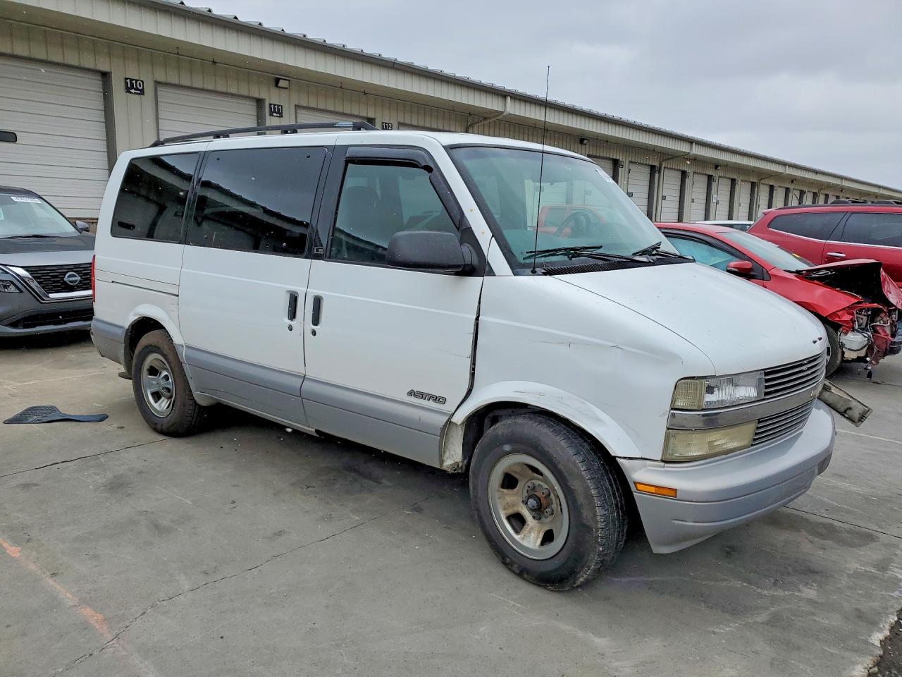 1999 Chevrolet Astro - Фото 4