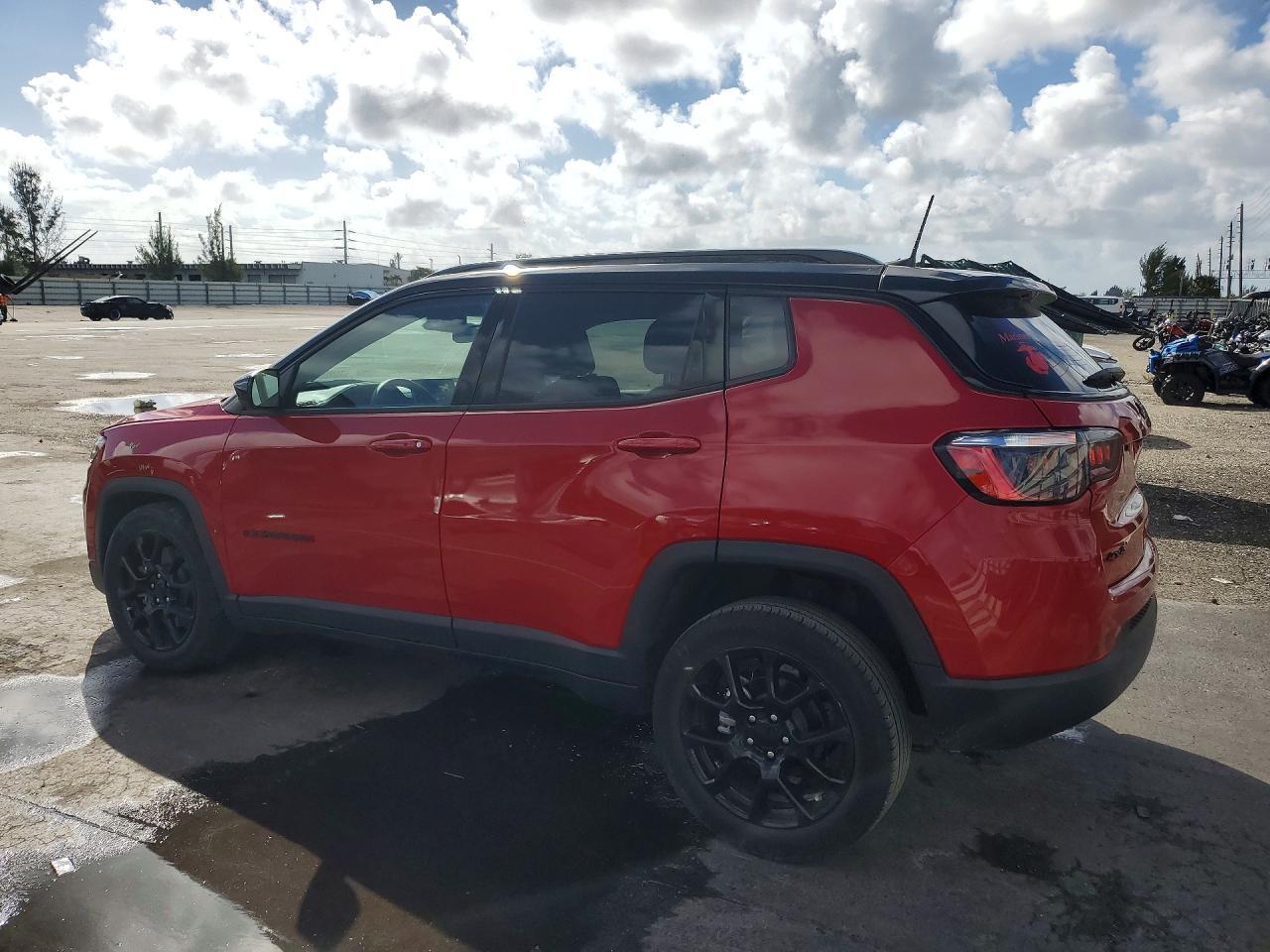 2023 Jeep Compass Latitude - Image 2