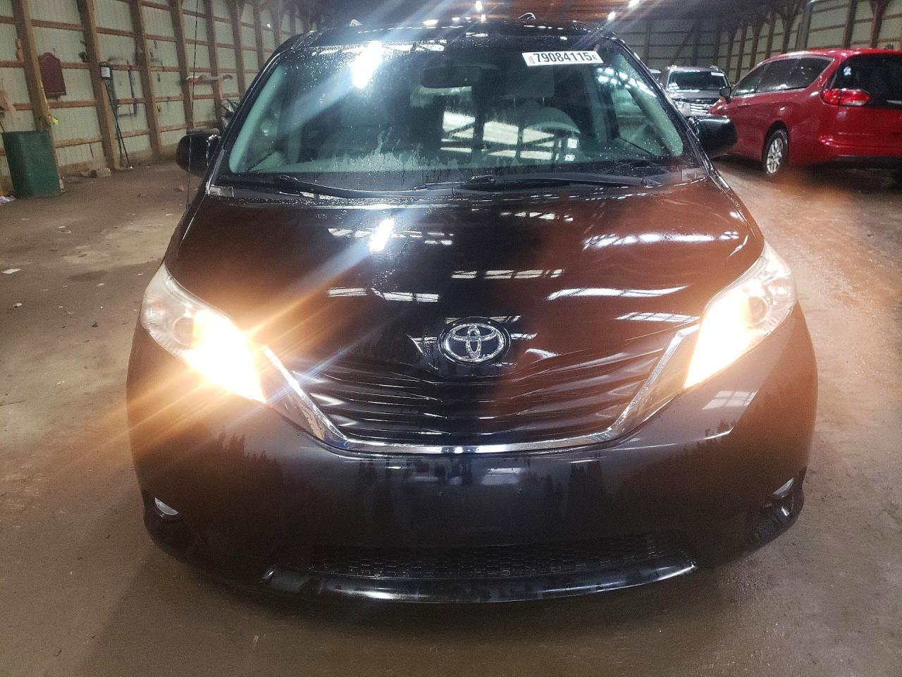 2011 Toyota Sienna Le 8-Passenger - Image 5