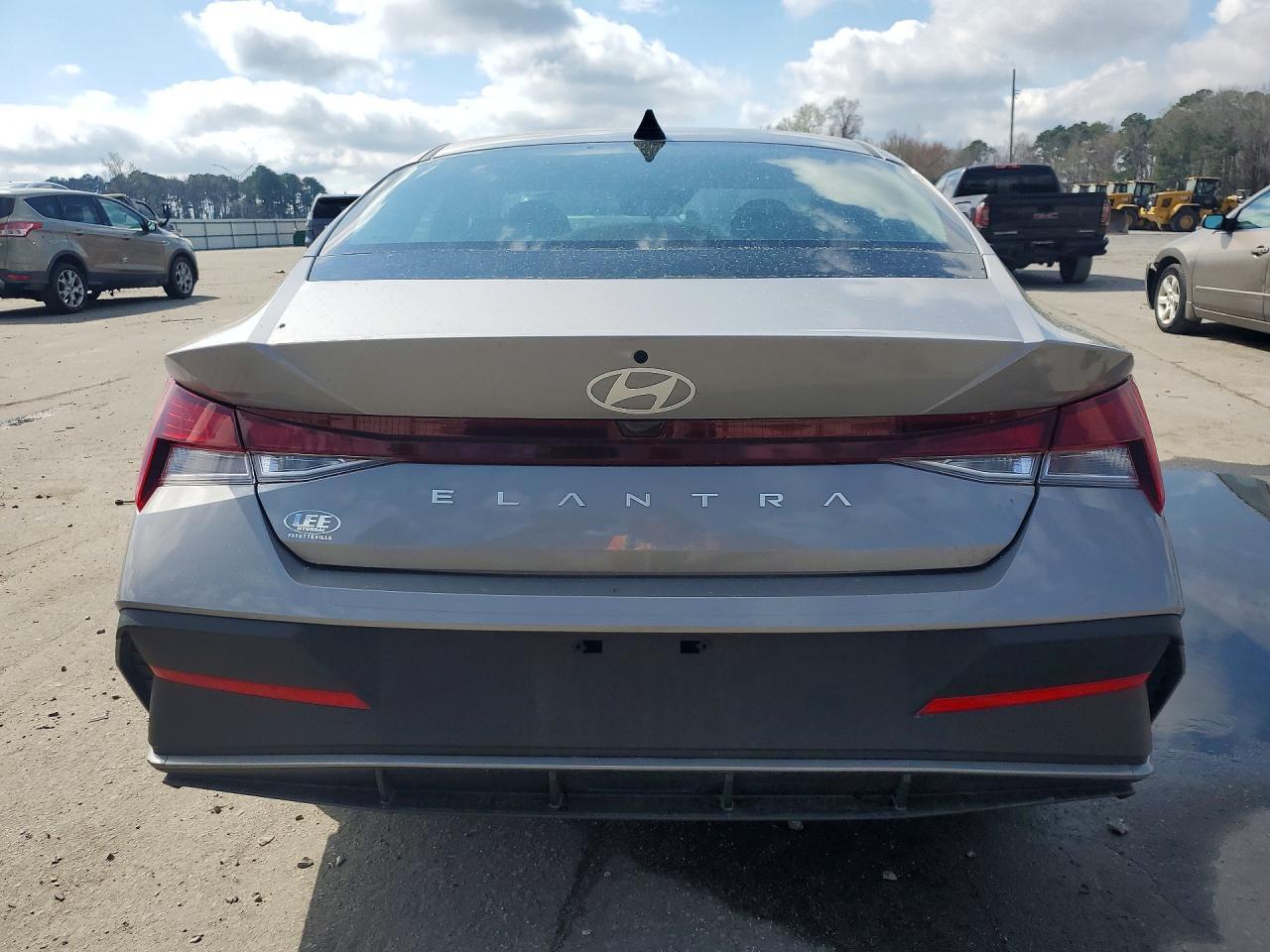 2025 Hyundai Elantra Se - Фото 6